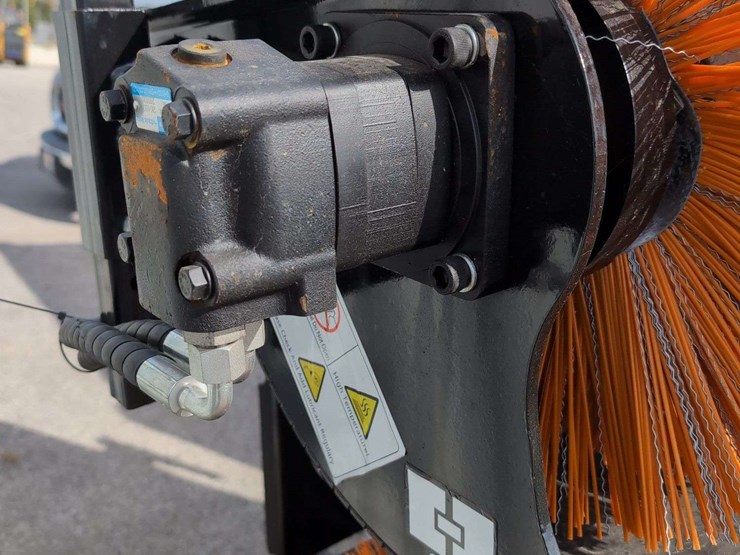 (1)-giyi-skid-steer-sweeper---gy-qsj-image-3