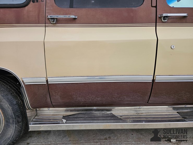 1988-chevrolet-suburban-image-15