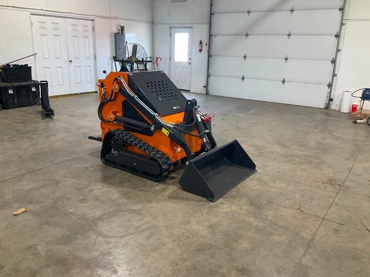 #1008-•-new-land-hero-ldh-t460-mini-track-skid-steer-loader-image-4