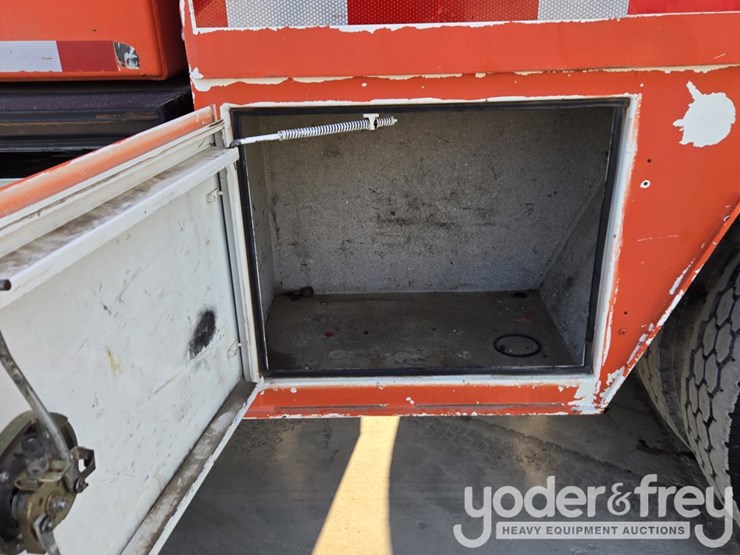2008-peterbilt-335-image-35