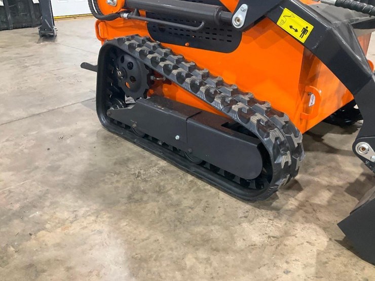 #1008-•-new-land-hero-ldh-t460-mini-track-skid-steer-loader-image-7