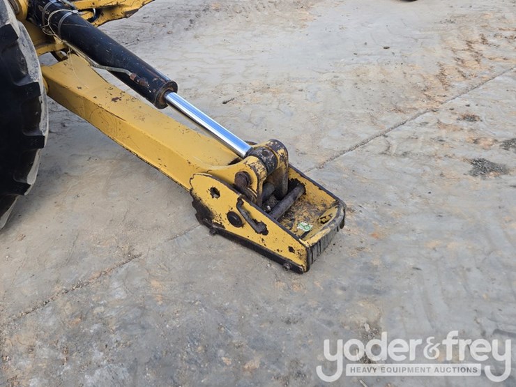 2018-caterpillar-420f2-image-12