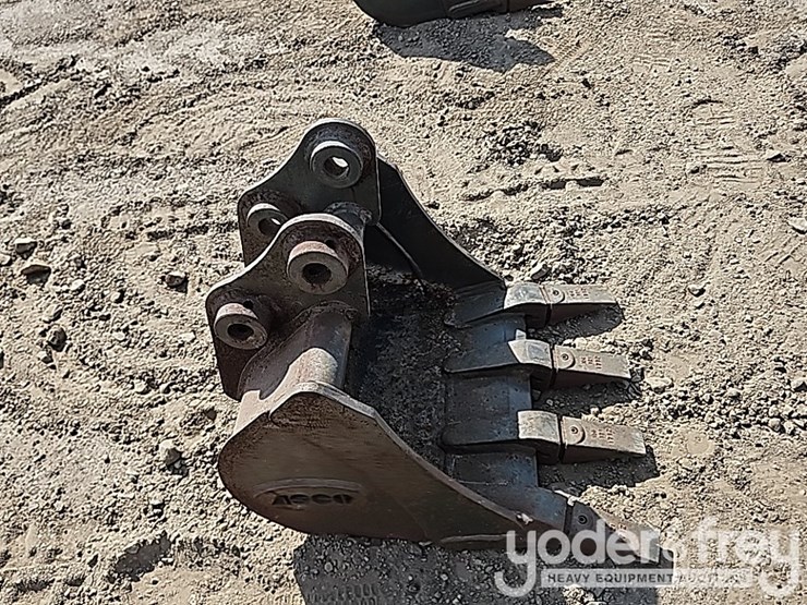 18"-hd-mini-excavator-bucket-image-6