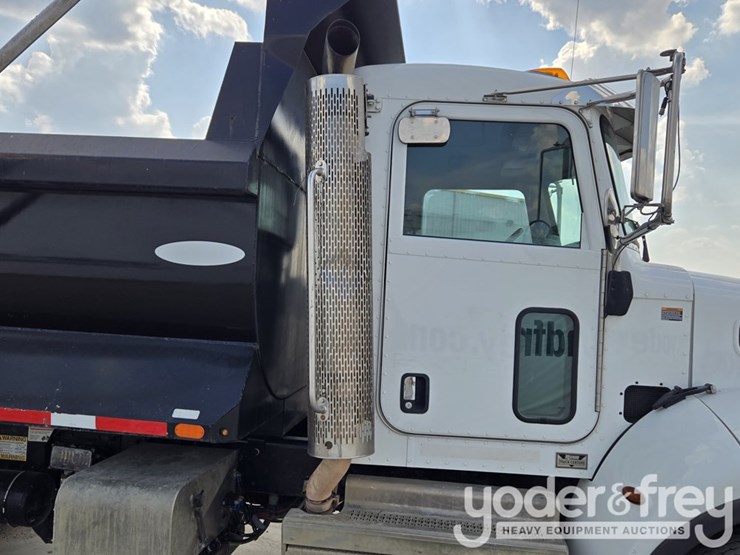 2018-peterbilt-348-image-56