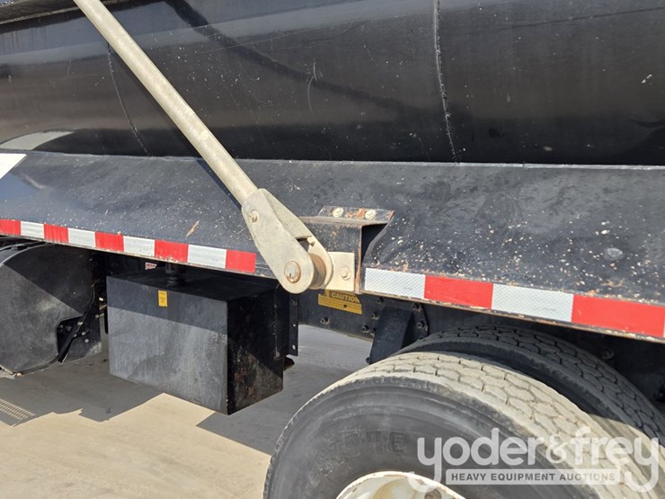 2018-peterbilt-348-image-50