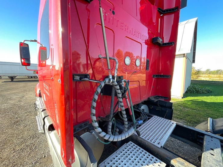 #402-•-2016-international-semi-tractor-(has-wi-title)-(denmark,-wi)-image-50