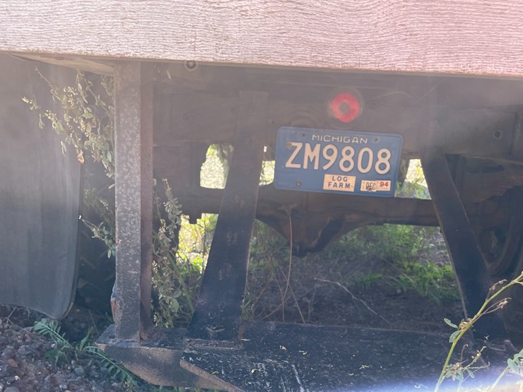 #422-•-1947-ford-1-1/2-ton-stake/flatbed-truck-(has-mi-title)-(houghton,-mi)-image-18