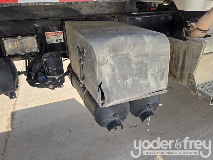 2018-peterbilt-348-image-75