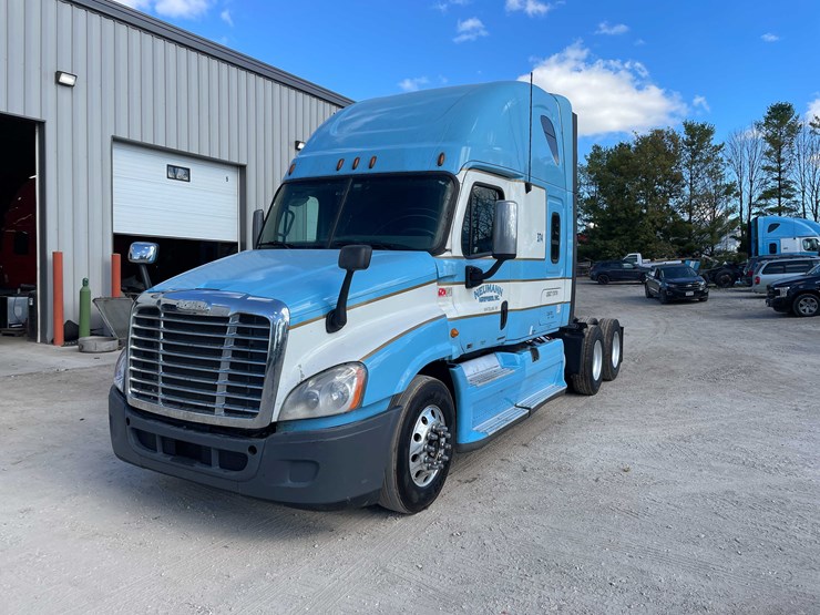 #404-•-2012-freightliner-semi-tractor-(has-wi-title)-(whitelaw,-wi)-image-1