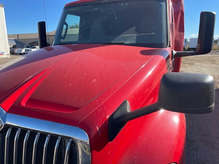 #400-•-2018-international-semi-tractor-(has-wi-title)-(denmark,-wi)-image-11