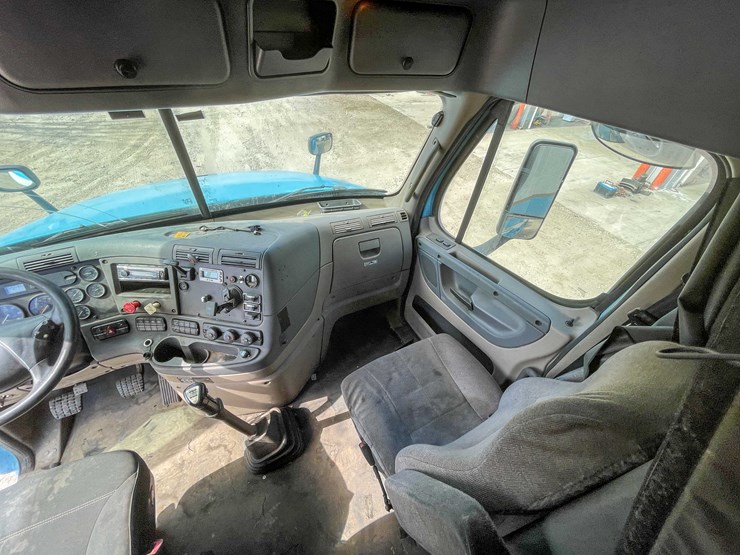 #404-•-2012-freightliner-semi-tractor-(has-wi-title)-(whitelaw,-wi)-image-71