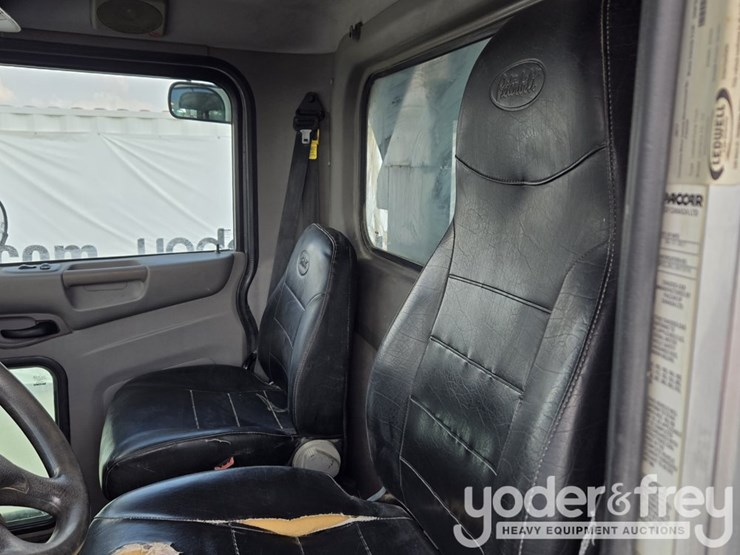 2018-peterbilt-348-image-75