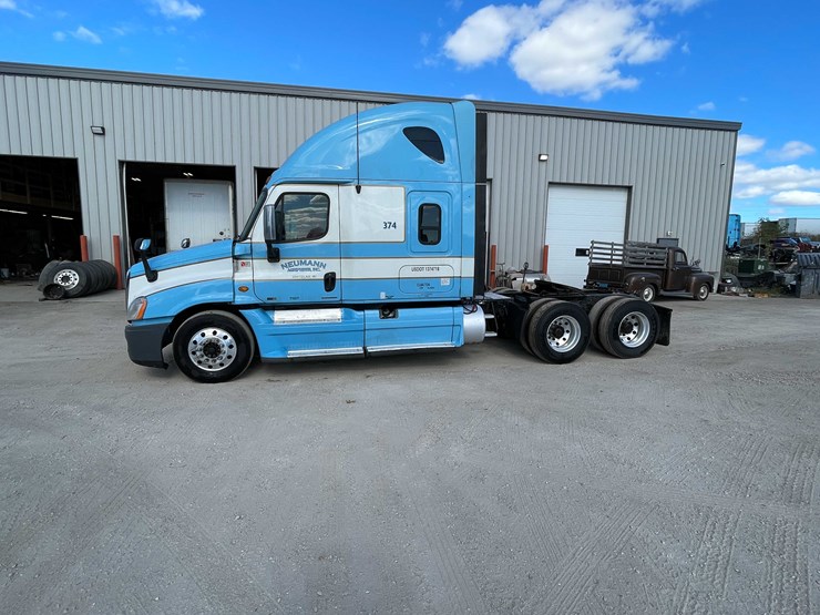 #404-•-2012-freightliner-semi-tractor-(has-wi-title)-(whitelaw,-wi)-image-2