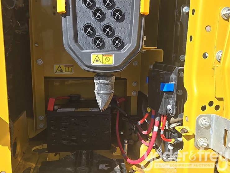 2018-caterpillar-320-image-35