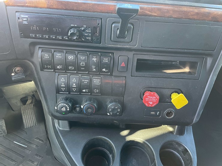 #400-•-2018-international-semi-tractor-(has-wi-title)-(denmark,-wi)-image-68