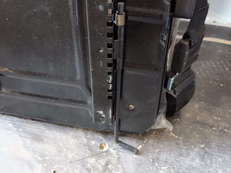 (1)-universal-mower/tractor-seat---with-mounting-brackets-image-3