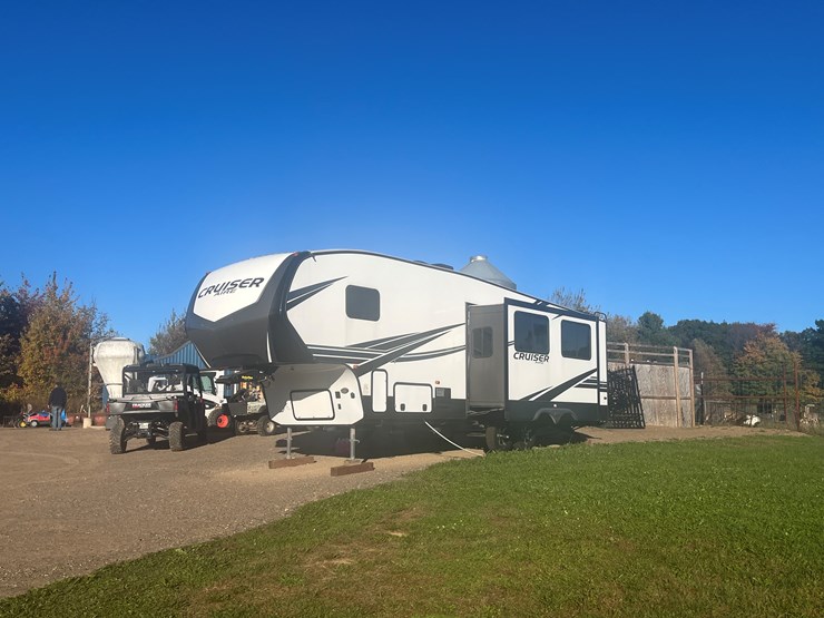 #700-•-2019-cruiser-fifth-wheel-trailer-(prairie-farm)-(wi-title-in-delay)-image-4