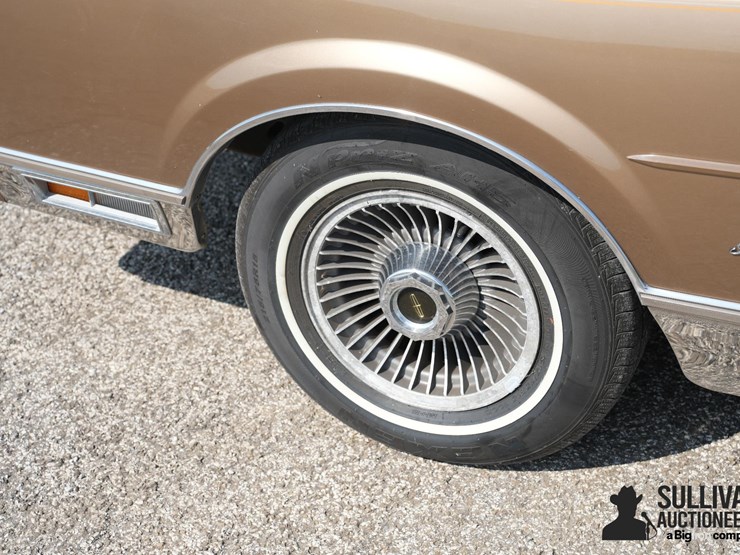 run-#141---1985-lincoln-town-car-signature-series-image-13