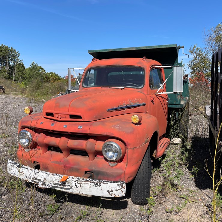 #424 • Vintage Ford 1 1/2 Ton Single Axle Dump Truck (NO TITLE) (Houghton, MI)