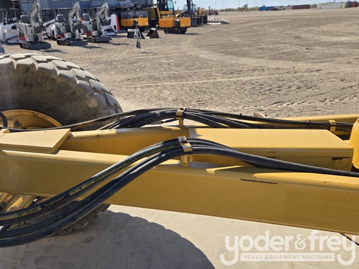 2016-caterpillar-12m3-image-12