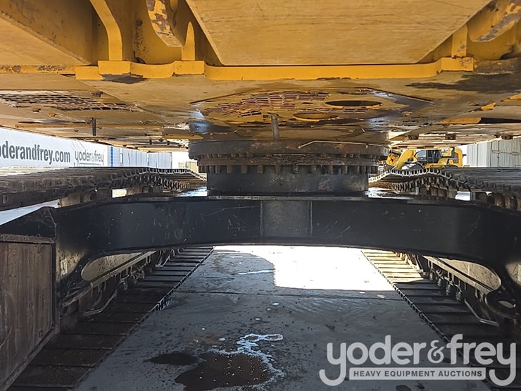 2018-caterpillar-320-image-32