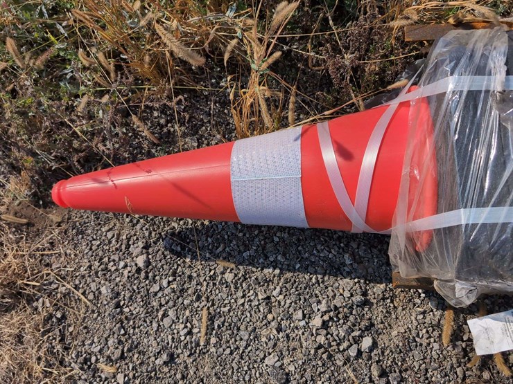 (60)-kj-hi-highway-traffic-cones---28"-x-14"-image-4