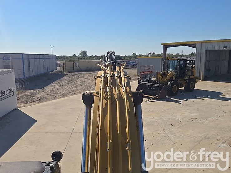 2018-caterpillar-320-image-49