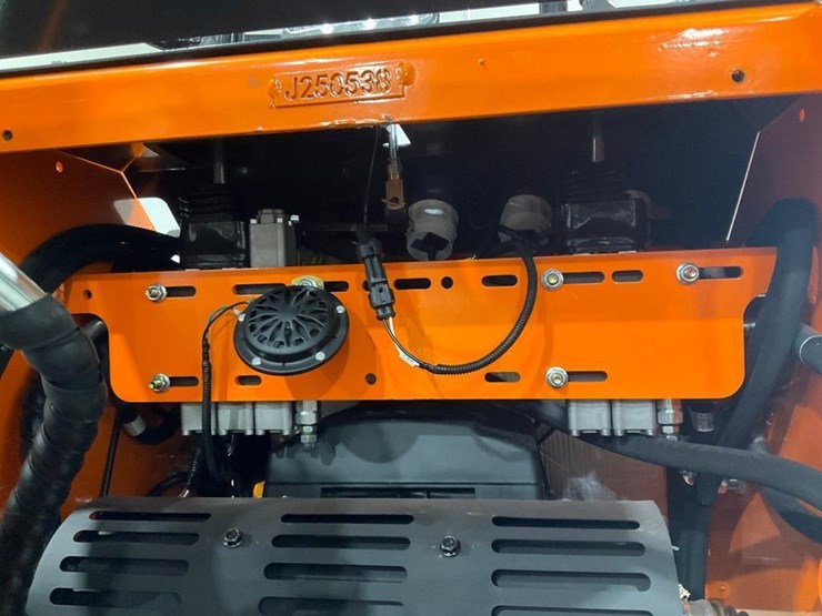 #1008-•-new-land-hero-ldh-t460-mini-track-skid-steer-loader-image-15