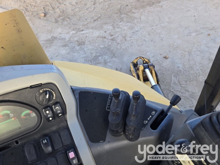 2018-caterpillar-420f2-image-70