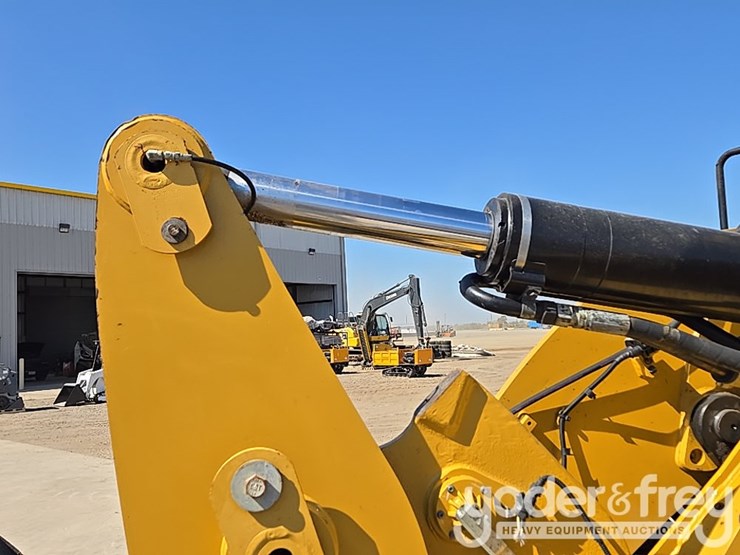 2020-caterpillar-930-image-3