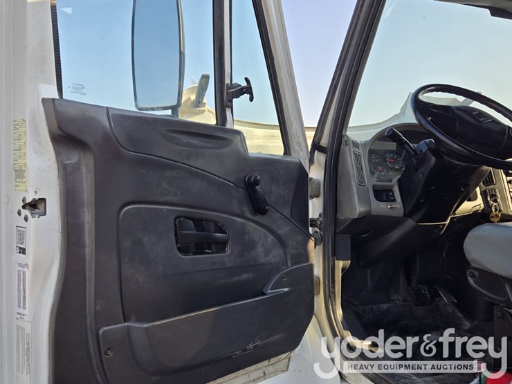 2008-peterbilt-335-image-77
