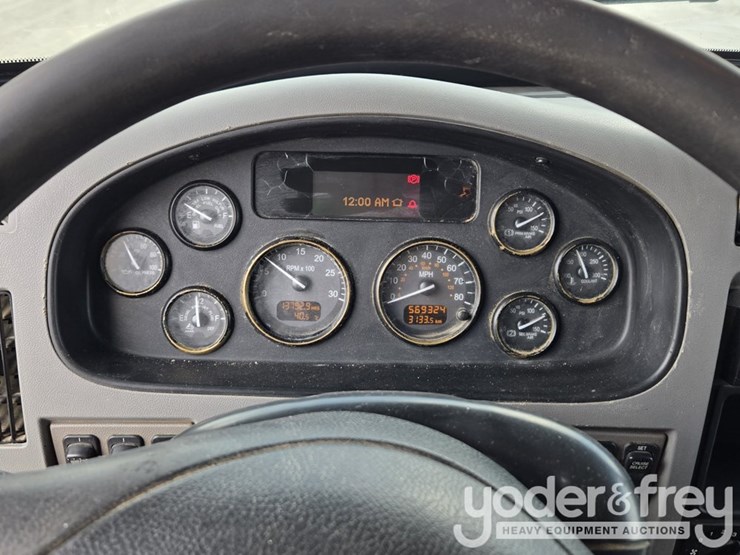 2018-peterbilt-348-image-92