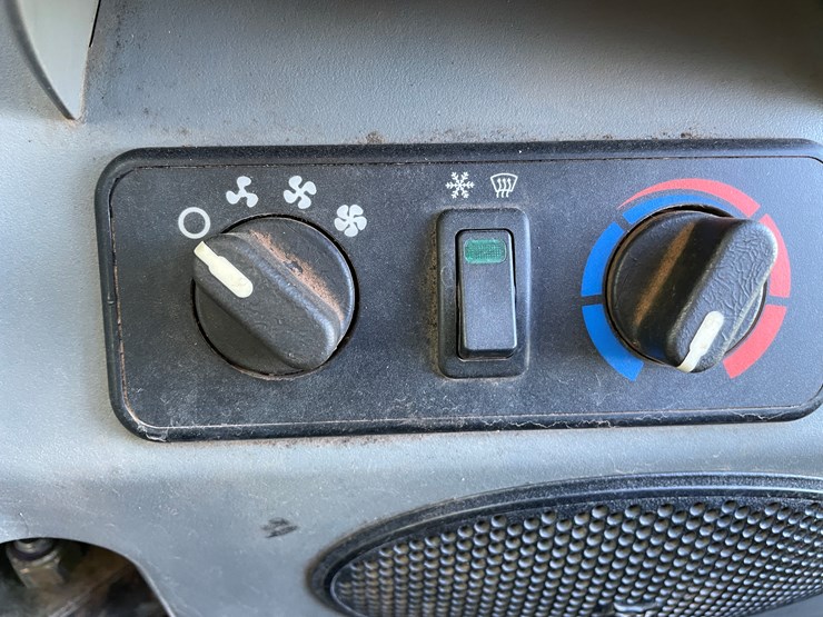 2015-bobcat-s570-image-42