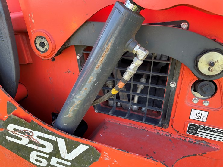 2023-kubota-ssv65-image-33