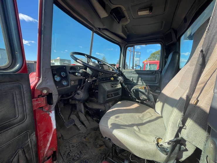 2000-mack-dm690s-image-34