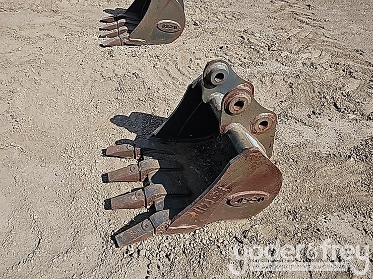 18"-hd-mini-excavator-bucket-image-2