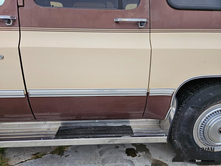 1988-chevrolet-suburban-image-11