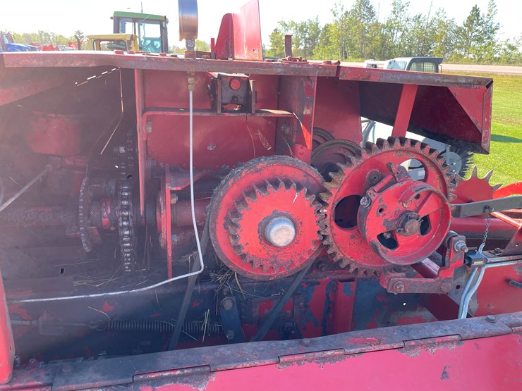 1990-new-holland-570-image-25