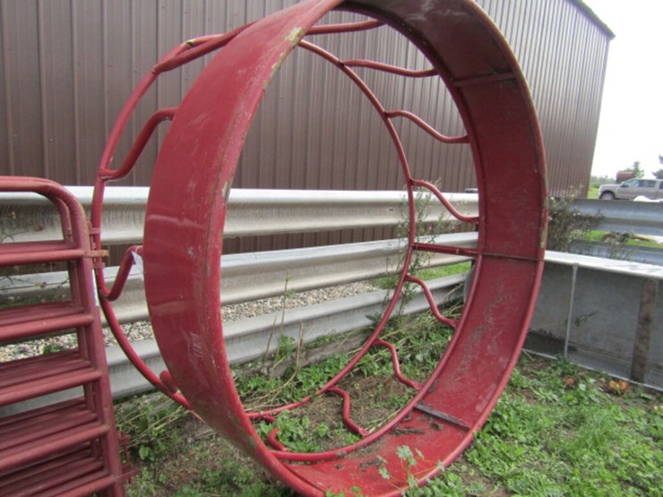 1625. Good Round Bale Feeder with Hay Saver Lot 1625, Huge Verndale