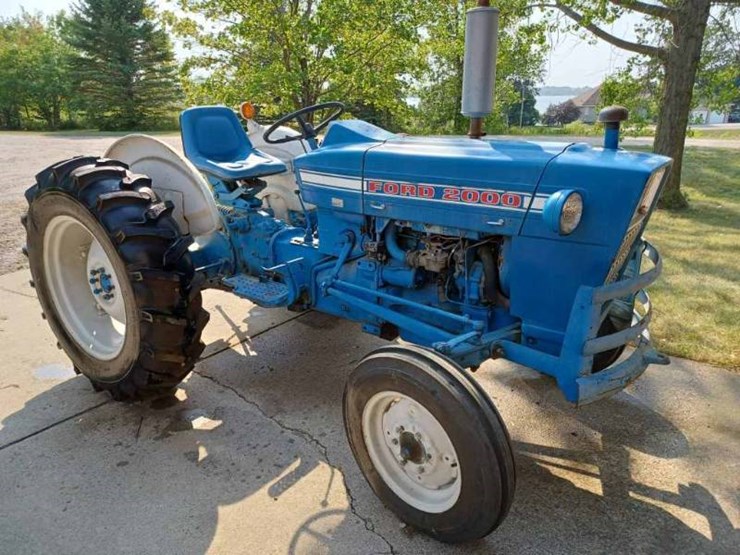 FORD 2000 Lot 9, Waverly Minnesota BarnFinds Auction 2 The Doug Ault Vintage Tractors, 11