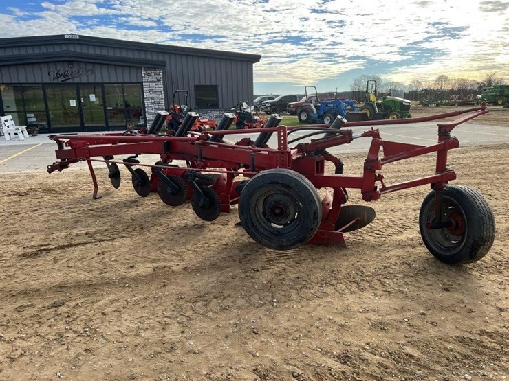 IH 710 5 Bottom Plow Lot 42, Voelker Bros Annual Winter Auction, 12