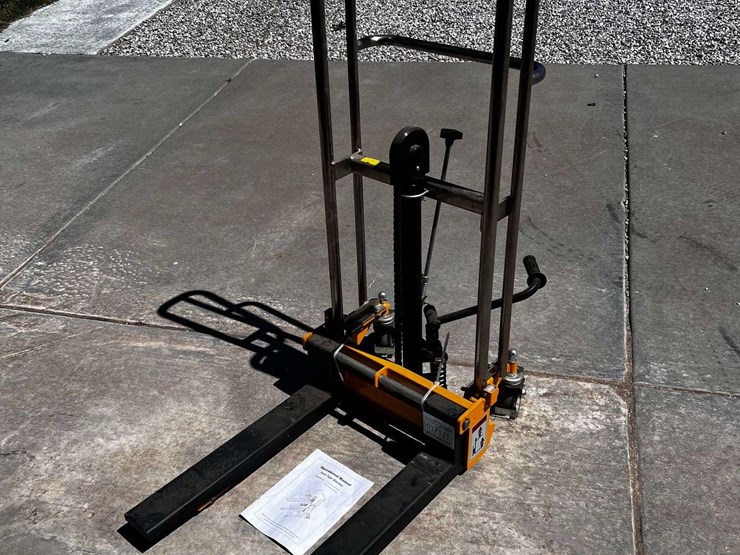 2021 Wesco Fork Type Stacker Lot 17121, Agriculture & Construction