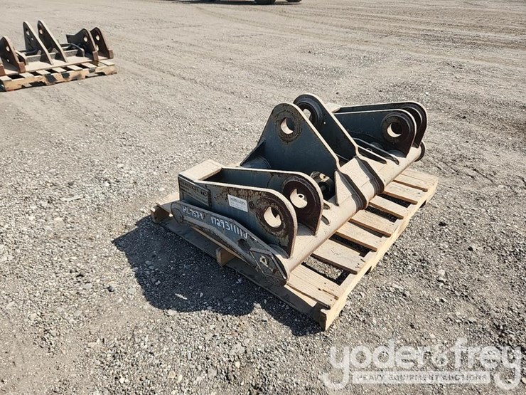 Pemberton 9504 Coupler to suit Hyundai HL7579 Loader Lot , Texas September Auction, 9/28