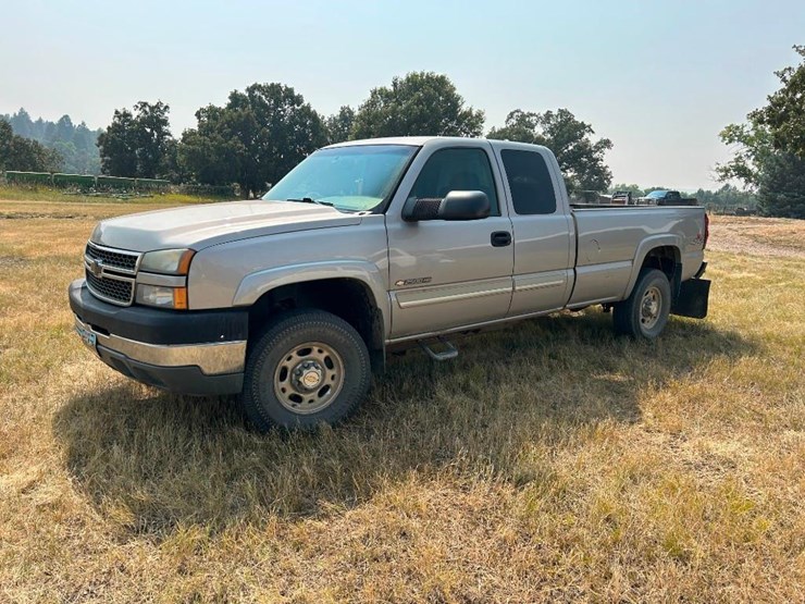 2005 CHEVROLET 2500HD Lot 65, Bronemann Estate Equipment Auction