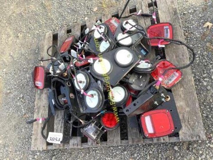 E. misc. trailer lights Lot 3054, Online Consignment Auction , 11/15