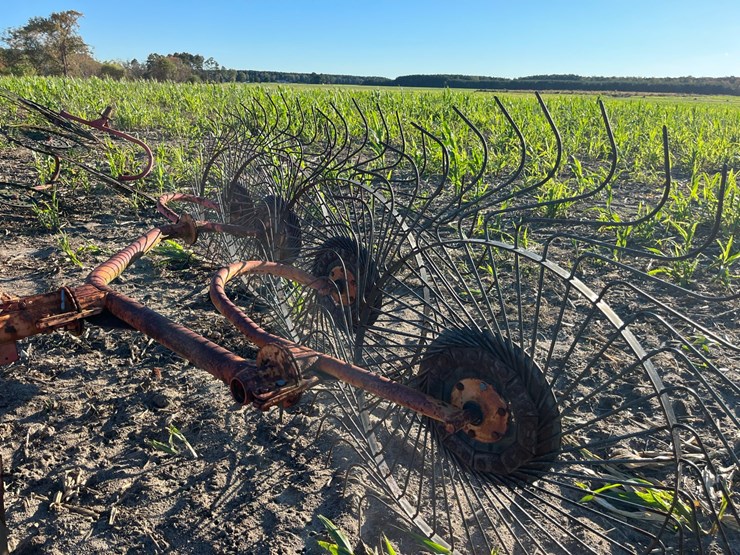 8 wheel hay rake, 3 point by Rich & Rich Auctioneers - Auction Resource