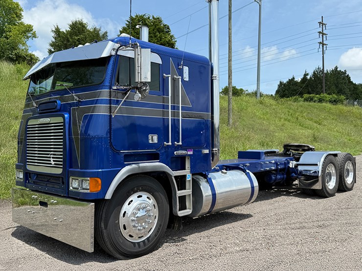 #132-•-1996-freightliner-cabover-road-tractor-image-1
