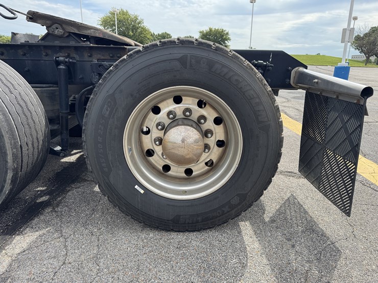 2022-kenworth-t680-image-15