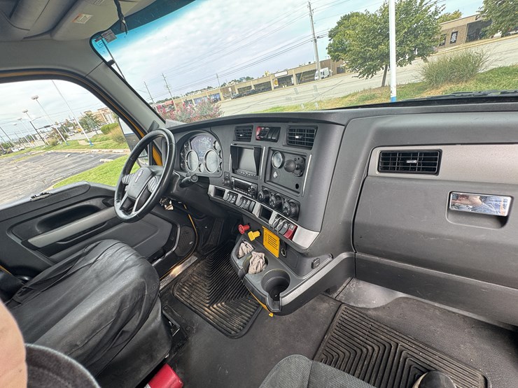 2022-kenworth-t680-image-83