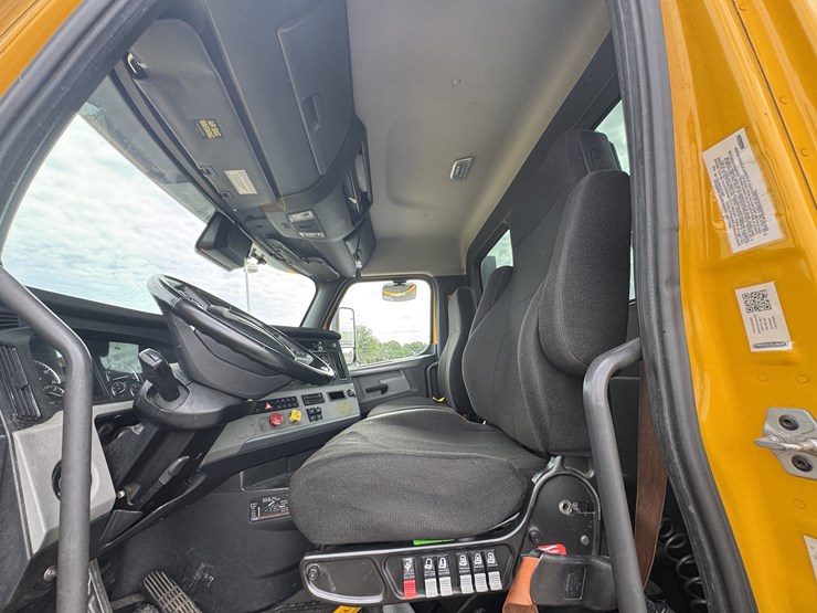 2021-freightliner-cascadia-126-image-80